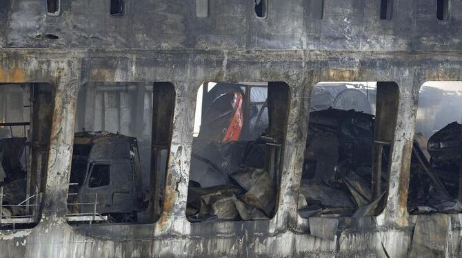 Ausgebrannte LKW stehen an Deck der litauischen Fähre »Lisco Gloria«. Bevor Experten das Schiff begutachten können, muss es weit