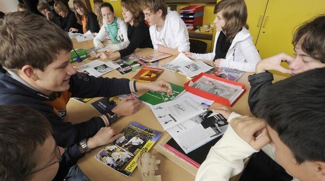 Was kommt ins Blatt, was nicht? Schülerzeitungs-Redakteure sind in aller Regel mit reichlich Esprit und Engagement bei der Sache Was kommt ins Blatt, was nicht? Schülerzeitungs-Redakteure sind in aller Regel mit reichlich Esprit und Engagement bei der Sache