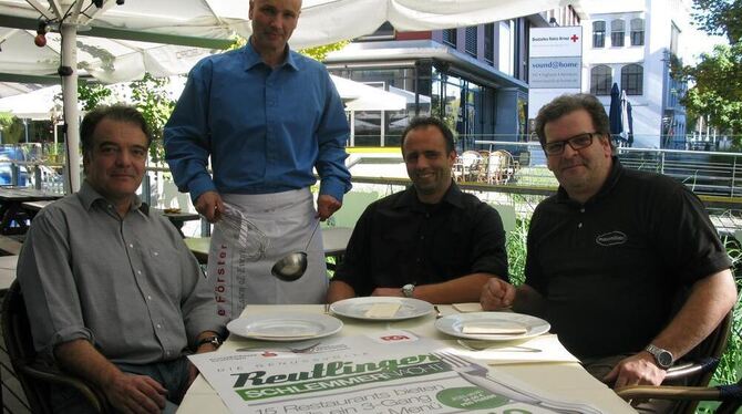 Noch sind die Teller leer: Heinrich Engelhardt (»Maximilian«), Uwe Grauer (»Mezcalitos«, RGI) , Uwe Förster (»Culinarium«) und J