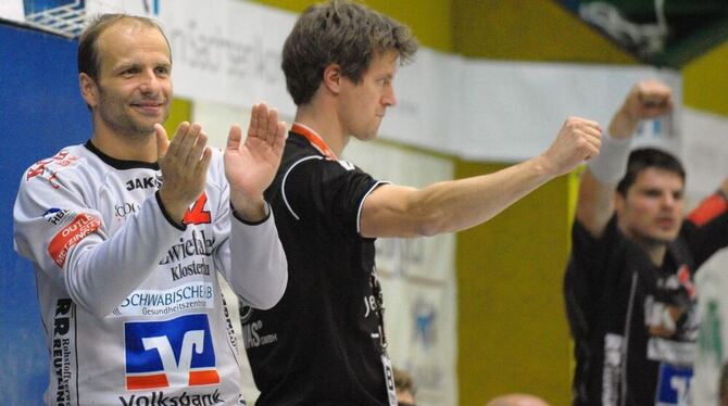 Jubel beim TV Neuhausen: (von links) Torhüter Milos Slaby, Trainer Markus Gaugisch und Aleksandar Stevic.  FOTO: EIBNER