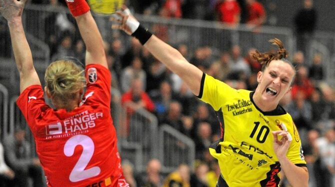 Kein Durchkommen: Metzingens Rückraum-Ass Annamaria Ilyes (rechts) scheitert gegen Bad Wildungens litauische Torjägerin Ruta Lat Kein Durchkommen: Metzingens Rückraum-Ass Annamaria Ilyes (rechts) scheitert gegen Bad Wildungens litauische Torjägerin Ruta Lat