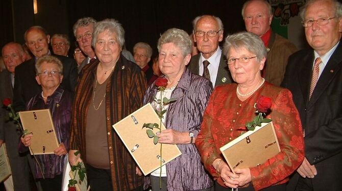 Einige der vielen geehrten Mitglieder mit dem langjährigen SAV-Vizepräsidenten und Gauvorsitzenden Günther Hecht (rechts).  FOTO