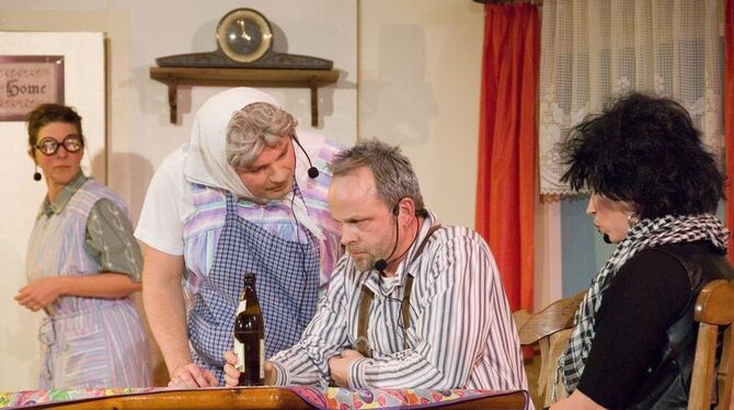 Lustige Verwicklungen bleiben im Stück, das die Narrenzunft Ranzenpuffer in der Kirchentellinsfurter Richard-Wolf-Halle auf die