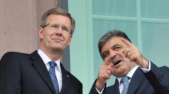 Bundespräsident Christian Wulff und der türkische Präsident Abdullah Gül auf dem Balkon des Präsidentenpalastes in Ankara.