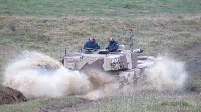Biotoppflege: Wo 55 Tonnen Panzer die Erde verdichten, können sich ganz schnell wieder Tümpel bilden. GEA-FOTO: DEWALD