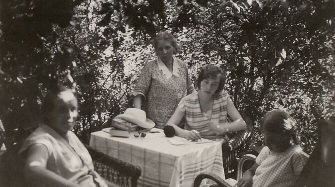 Elisabeth Zundel (1874 - 1957) engagierte sich für Frauen und sozial Schwache. Das Foto zeigt sie (Mitte, stehend) in ihrem Gart