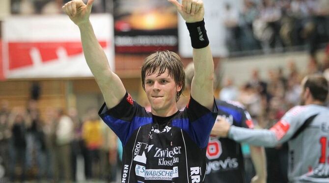 In Jubelpose: Ferdinand Michalik vom TV Neuhausen. FOTO: LANGER In Jubelpose: Ferdinand Michalik vom TV Neuhausen. FOTO: LANGER