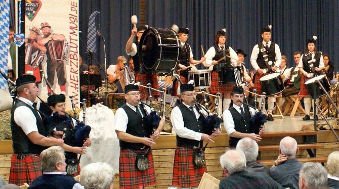 Zünftig, zünftig: Diese Herren mit Dudelsack und Schottenrock kamen wider Erwarten aus Bad Saulgau. FOTO: STÖRK