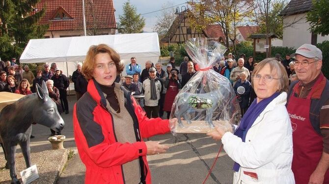 Ein kleiner Kunst-Esel findet seinen Stall im Rathaus der Gemeinde. Darüber freut sich Walddorfhäslachs Bürgermeisterin Silke Hö