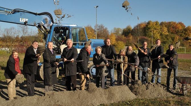 Nicht nur von Ratsmitgliedern und Rathausmitarbeitern immer wieder ein gern wahrgenommener Termin: der Spatenstich. FOTO: NIETH Nicht nur von Ratsmitgliedern und Rathausmitarbeitern immer wieder ein gern wahrgenommener Termin: der Spatenstich. FOTO: NIETH