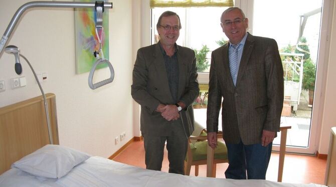 Hospizleiter Ulrich Hufnagel (links) und Förderkreisvorsitzender Dr. Friedrich Vollmer im neuen Erweiterungsbau der Einrichtung.