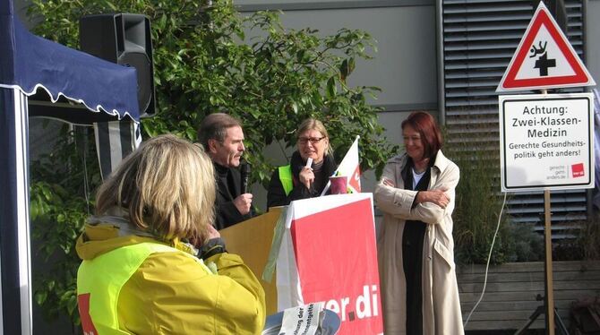 Redner bei der Kundgebung (von links): Ex-Verhandlungsführerin Sybille Stamm von Verdi, Personalrätin Angela Hauser und Klinik-C