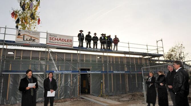 Drei Achtele auf den Zukunftsbau: Die Richtfestgäste sind ganz Auge und Ohr für die Zimmerleute. GEA-FOTO: PACHER Drei Achtele auf den Zukunftsbau: Die Richtfestgäste sind ganz Auge und Ohr für die Zimmerleute. GEA-FOTO: PACHER