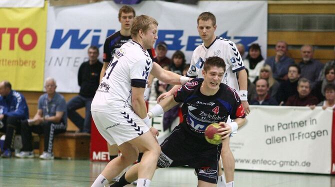 Szene aus der vergangenen Saison: Julius Emrich (mit Ball) setzt sich gegen Dennis Marquardt (links) und Simon Breuer (hinten re