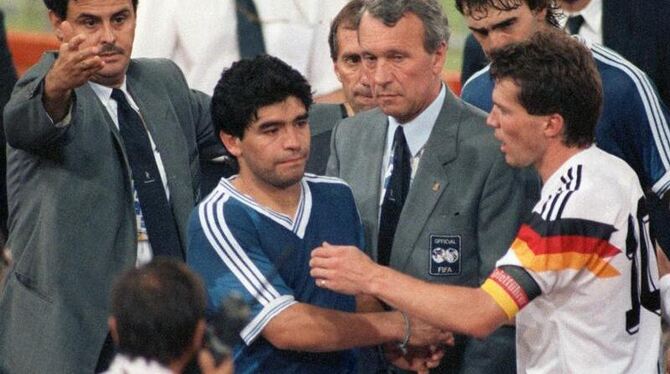 Nach der WM-Final-Niederlage 1990 tröstet Lothar Matthäus (r) Maradona.