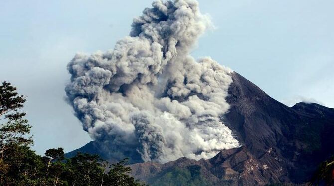 Der knapp 3000 Meter hohe Vulkan Merapi war nach vier Jahren Ruhe am vergangenen Dienstag erstmals wieder ausgebrochen.