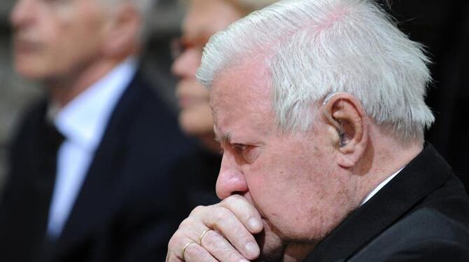 Alt-Bundeskanzler Helmut Schmidt nimmt Abschied von seiner verstorbenen Frau Loki. Alt-Bundeskanzler Helmut Schmidt nimmt Abschied von seiner verstorbenen Frau Loki.