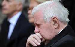 Alt-Bundeskanzler Helmut Schmidt nimmt Abschied von seiner verstorbenen Frau Loki.