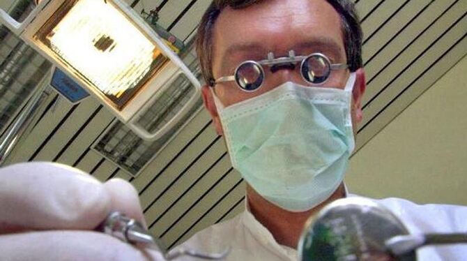 Viele Zahnärzte verschieben laut »Bild«-Zeitung die Behandlung ihrer Kassenpatienten ins neue Jahr. (Archivbild) Viele Zahnärzte verschieben laut »Bild«-Zeitung die Behandlung ihrer Kassenpatienten ins neue Jahr. (Archivbild)