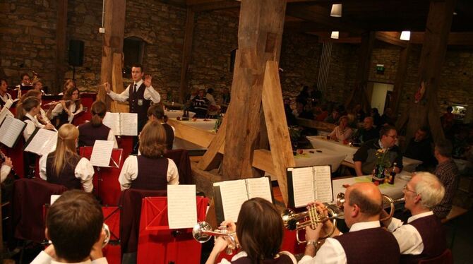 Das Blasorchester des Musikvereins eröffnete das Weinfest. FOTO: LÖFFLER