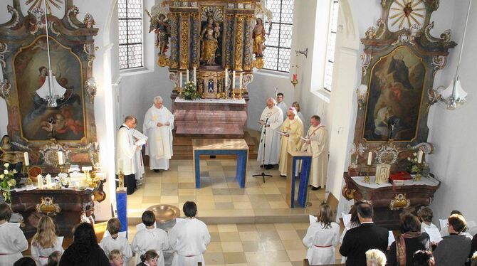 Würdevolles Zeremoniell: Im feierlichen Gottesdienst wurde am Sonntag der neue Altar in der Wilsinger St. Georgs-Kirche geweiht.