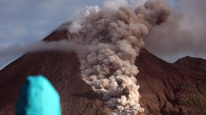 Bedrohliche Aussicht: Der Vulkan Merapi in Indonesien spuckt nach wie vor dicke Aschewolken in die Luft.