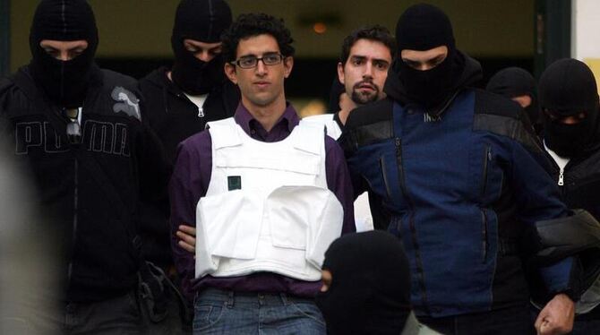 Mitglieder einer Anti-Terror-Einheit nehmen in Athen einen Verdächtigen fest.