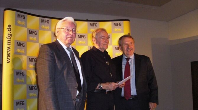 Die Betreiber des Pfullinger Kneipenkinos Alois Wolpert und Hans Kuhn (von links) erhalten von Minister Helmut Rau die Auszeichn