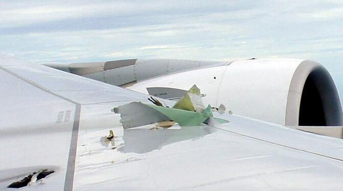 Ein Loch und hochgebogene Teile auf der Tragfläche über der Turbine des Airbus A380. Ein Loch und hochgebogene Teile auf der Tragfläche über der Turbine des Airbus A380.