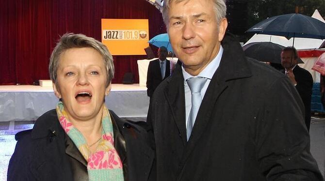 Der Regierende Bürgermeister Klaus Wowereit (SPD, r) und Grünen-Fraktionschefin Renate Künast während des Hoffestes der Lande