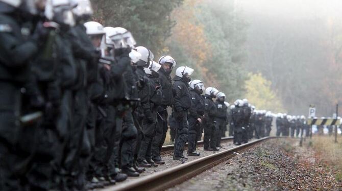 In Reih und Glied: Polizeibeamte sichern die Bahnstrecke zwischen Lüneburg und Dannenberg.