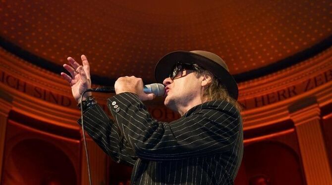Panikrocker Udo Lindenberg singt in der Schinkel-Kirche in Neuhardenberg.