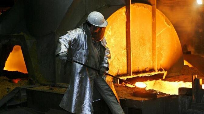 Ein Stahlarbeiter am Fuß eines Hochofens: Die »Wirtschaftsweisen« rechnen für das laufende Jahr mit einem Wachstum von 3,7 Pr