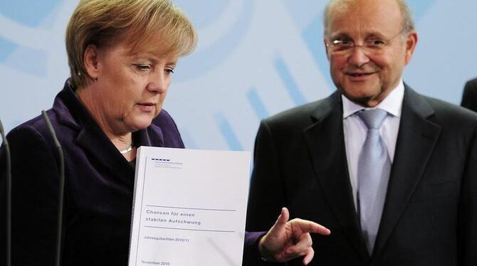 Bundeskanzlerin Angela Merkel (CDU) und der Präsident des Zentrums für Europäische Wirtschaftsforschung Mannheim, Wolfgang Fr