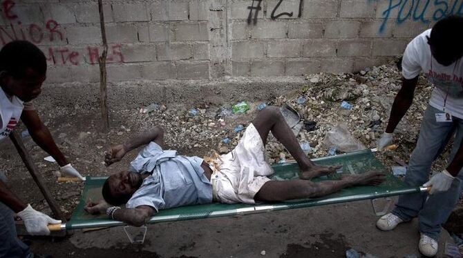 Ein Kranker wird von Medizinern von Ärzte ohne Grenzen in Port-au-Prince versorgt. Ein Kranker wird von Medizinern von Ärzte ohne Grenzen in Port-au-Prince versorgt.