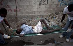 Ein Kranker wird von Medizinern von Ärzte ohne Grenzen in Port-au-Prince versorgt. 
