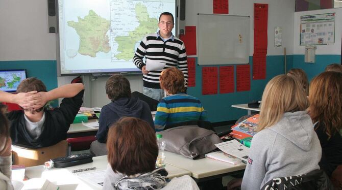 Die alte schwarze Kreidetafel hat ausgedient: Marcus Schmitt unterrichtet regelmäßig mit der digitalen Schultafel - und ist rest Die alte schwarze Kreidetafel hat ausgedient: Marcus Schmitt unterrichtet regelmäßig mit der digitalen Schultafel - und ist rest