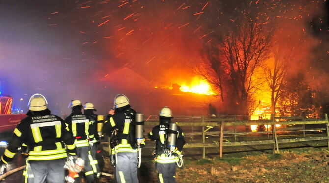Großeinsatz in der Nacht zum Freitag in Jettenburg, dort brannte eine Lagerhalle und Werkstätte. GEA-FOTO: MEYER
