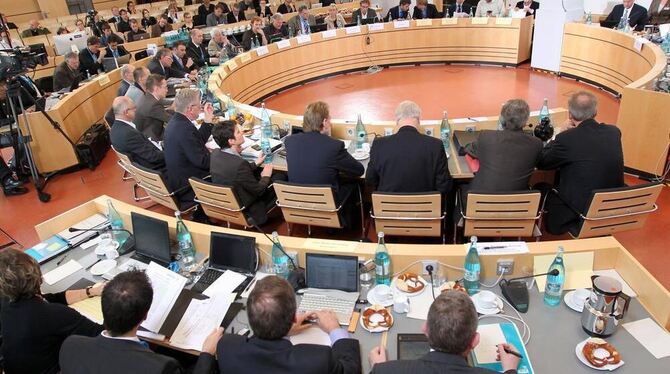 Gegner und Befürworter von Stuttgart 21 sitzen an einem Tisch.