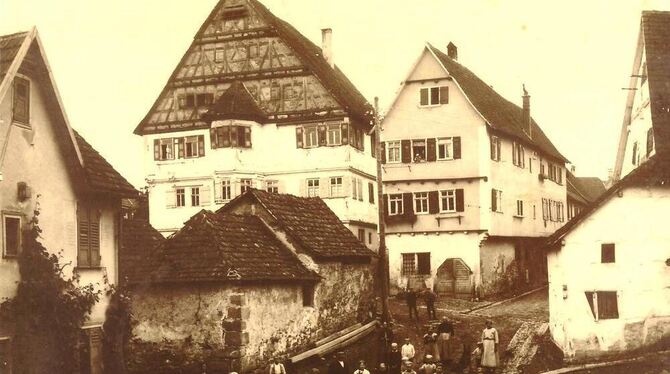 Als schmuckes Kleinod zeigt sich das Kirchentellinsfurter Schloss heute. Das war nicht immer so, wie das historische Bild zeigt.