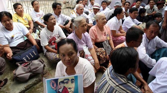 Anhänger der Friedensnobelpreisträgerin Aung San Suu Kyi warten vor dem Hauptquartier der NLD auf ihre Freilassung. 