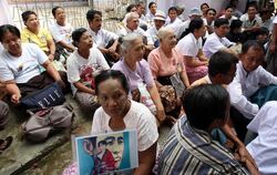 Anhänger der Friedensnobelpreisträgerin Aung San Suu Kyi warten vor dem Hauptquartier der NLD auf ihre Freilassung. 