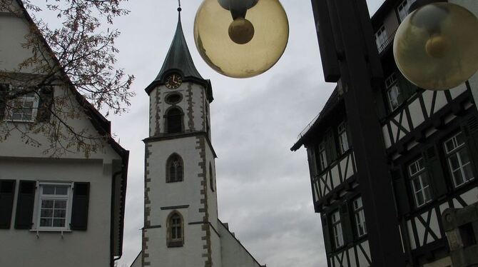 Allein schon die markante Stellung der Martinskirche in der Stadtmitte - hier zwischen den Rathäusern I (links) und II - veransc