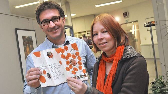 Thomas Kuchelmeister und Claudia Schönjahn mit dem Flyer, der neuerdings in den Einrichtungen verteilt wird und Werbung für den Thomas Kuchelmeister und Claudia Schönjahn mit dem Flyer, der neuerdings in den Einrichtungen verteilt wird und Werbung für den