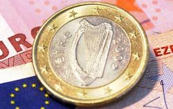 Europa will Irland unter die Arme greifen - um den Euro zu retten. 