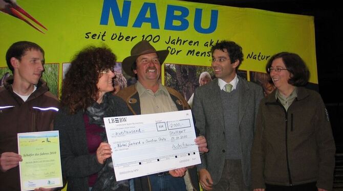 Ein Preisgeld von 2 000 Euro gab es vom Nabu für die »Schäfer des Jahres« Christian, Bärbel und Gerhard Stotz (von links), überr Ein Preisgeld von 2 000 Euro gab es vom Nabu für die »Schäfer des Jahres« Christian, Bärbel und Gerhard Stotz (von links), überr