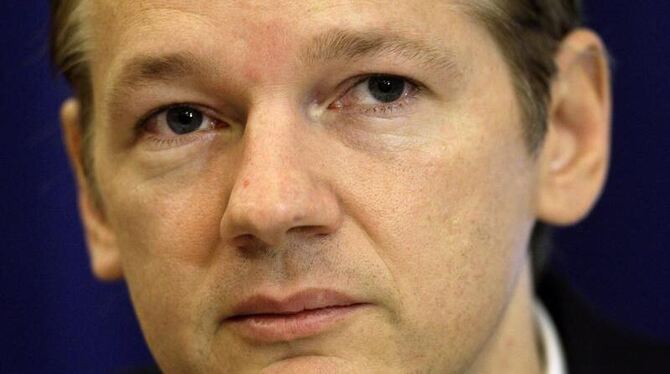 Julian Assange bei einer Pressekonferenz in London (Aufnahme vom 23.10.2010): Schwedens Justiz hat erneut einen Haftbefehl ge
