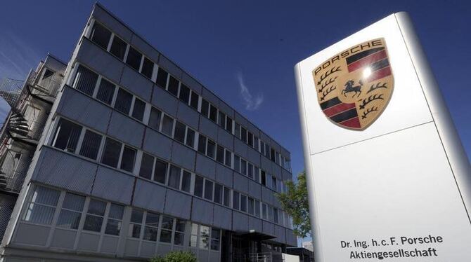Das Porsche-Logo vor dem Forschungs- und Entwicklungszentrum des Automobilbauers Porsche in Weissach zu sehen. 