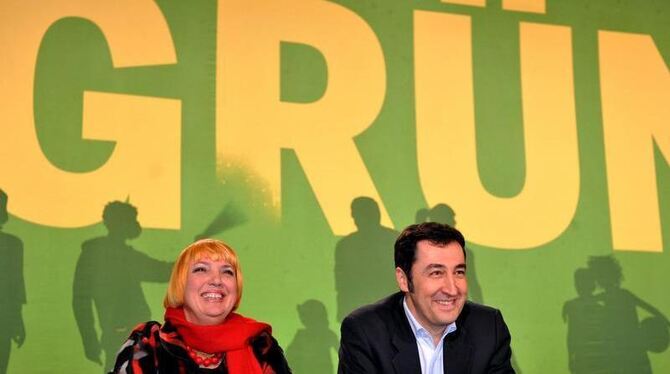 Die Bundesvorsitzenden von Bündnis 90/Die Grünen, Cem Özdemir und Claudia Roth, zeigen sich in Freiburg gut gelaunt.
