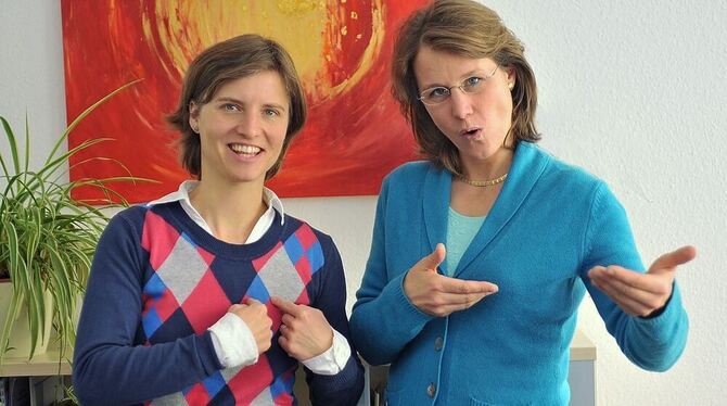 Hand aufs Herz, einladende Bewegung und Lautsprache: »Herzlich willkommen« sagen Birgit Hoss (links) und Marion Rüdinger von der